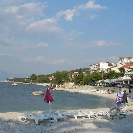 Simun - 15m From Beach